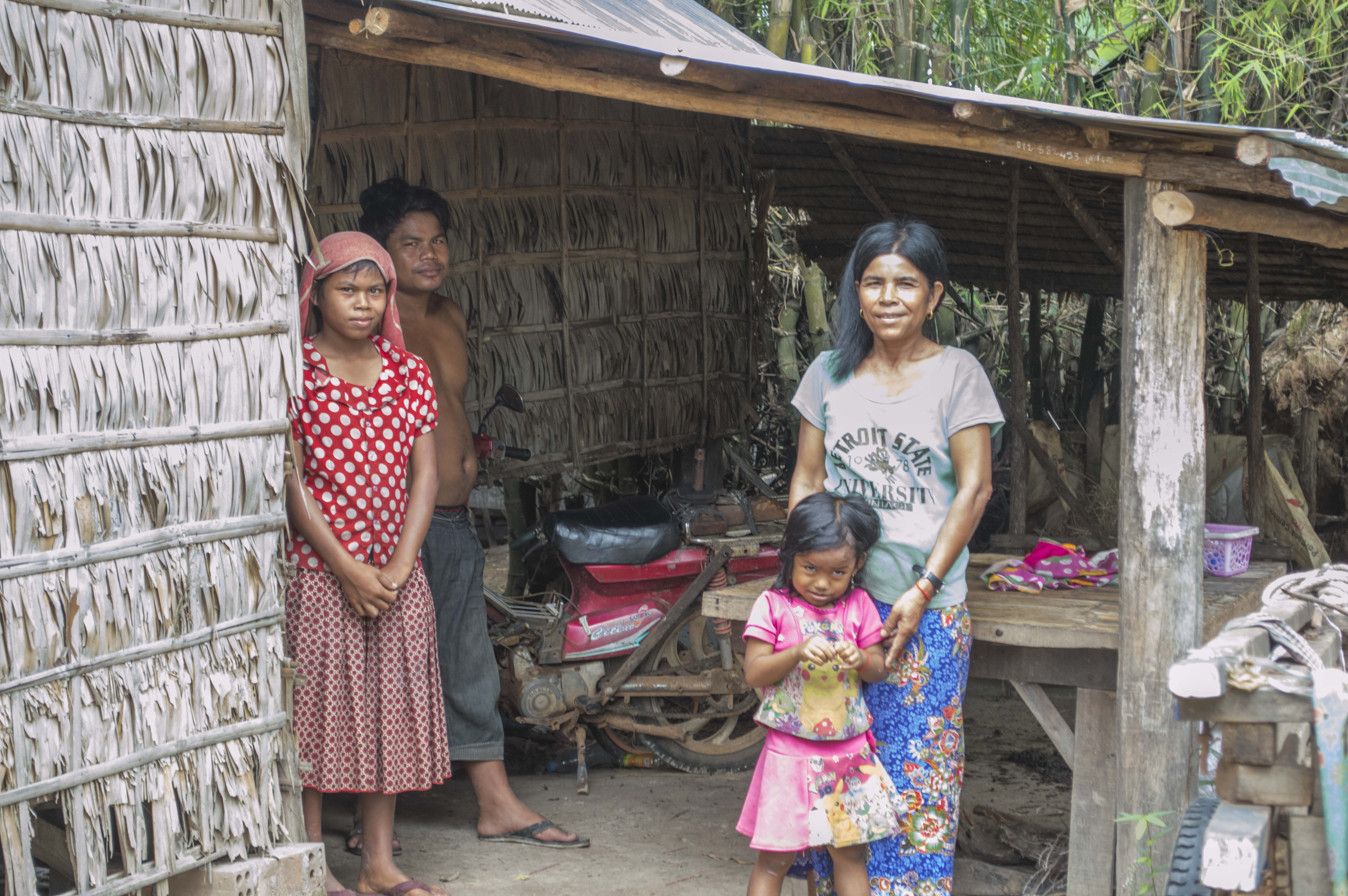 カンボジアの農村に住む家族