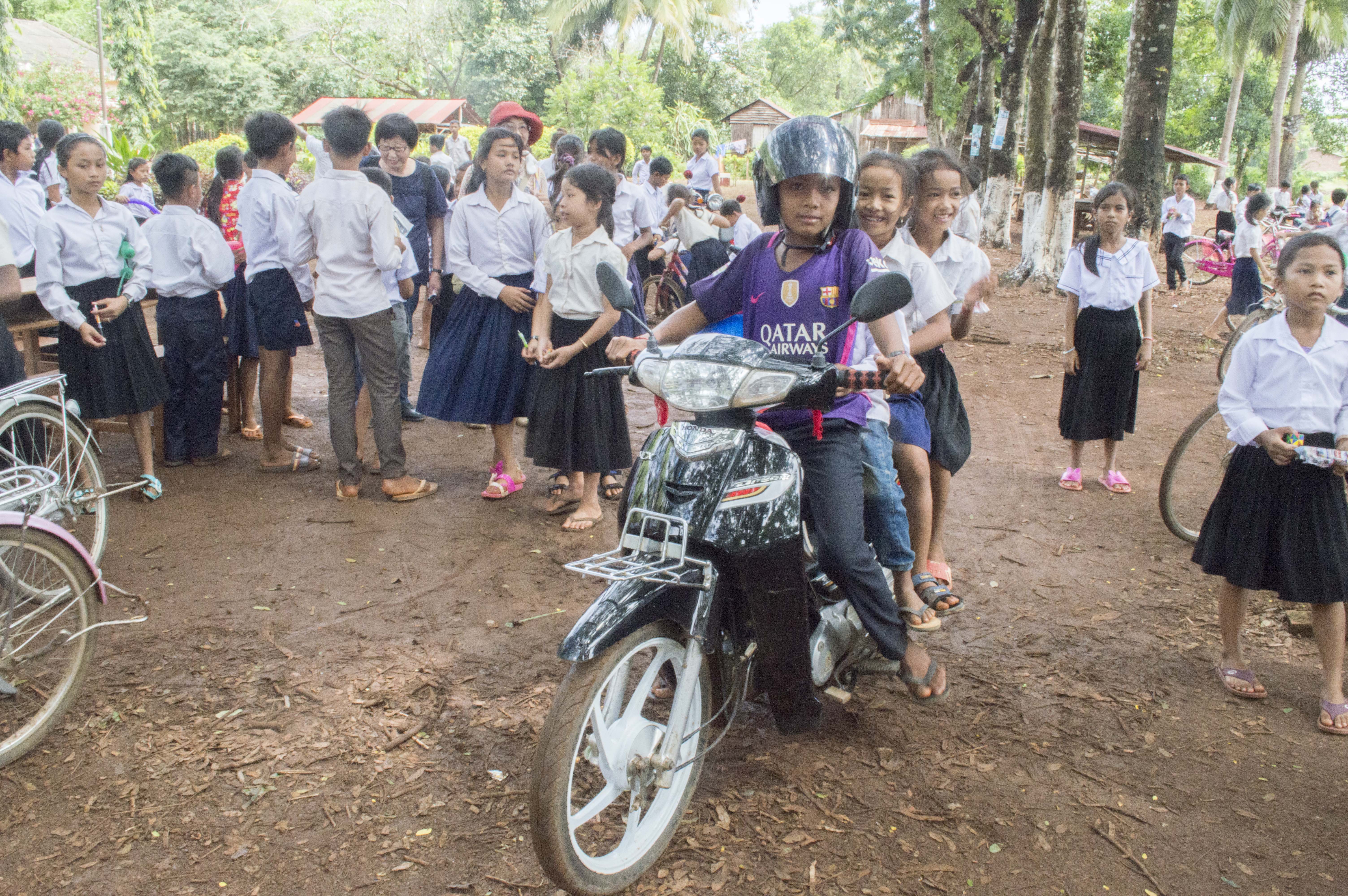 カンボジアの小学生たち